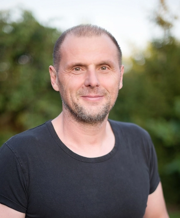 Září 2025